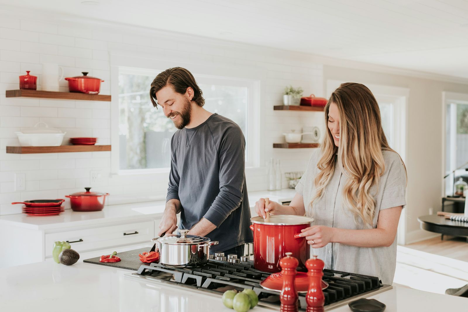 Un couple cuisine ensemble dans une cuisine propre