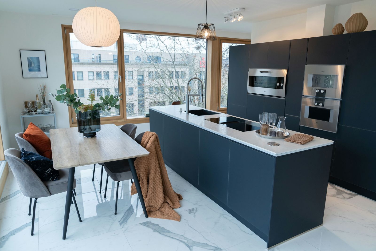 Une cuisine avec vue sur la ville